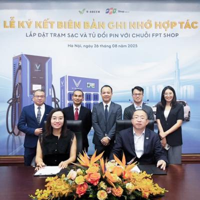 FPT Shop hợp tác cùng V-Green mở rộng trạm sạc ô tô điện và đổi pin xe máy điện VinFast